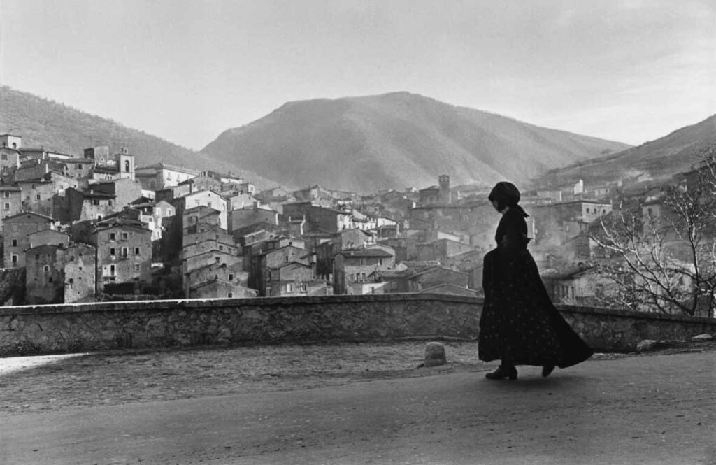 Henri cartier-bresson a palazzo roverella di rovigo attimi di bellezza in bianco/nero