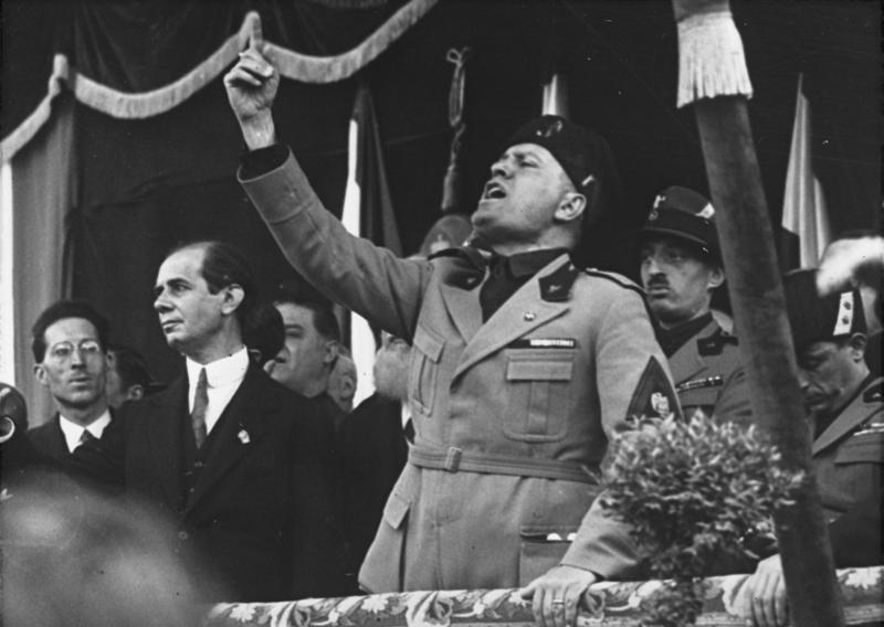 Elsa Morante, Mussolini e lo specchio italiano